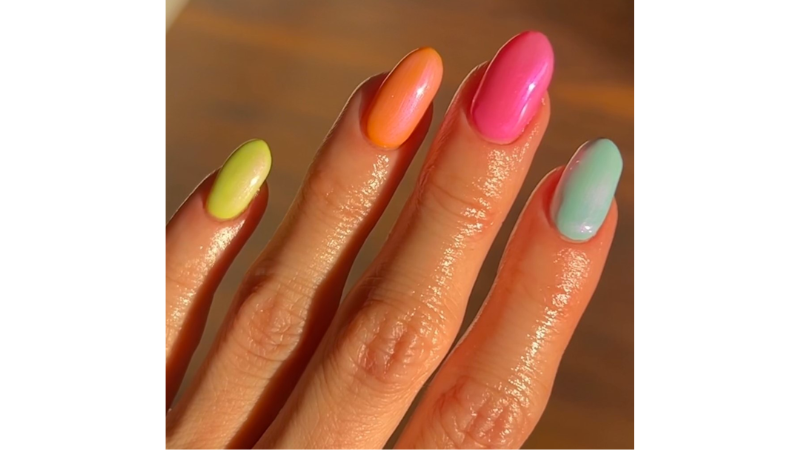 Unhas decoradas para festival em cores alternadas.