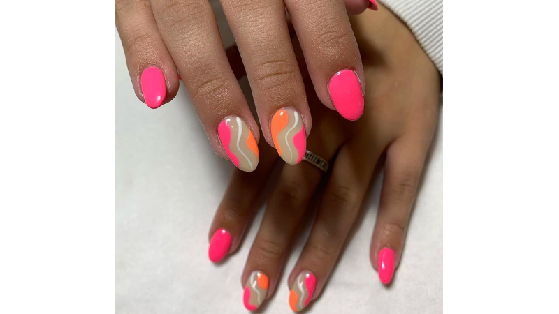 Unhas decoradas em cores neon.