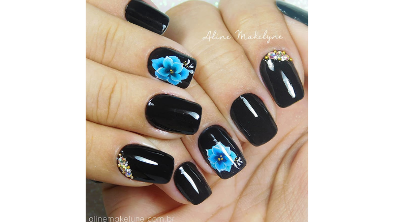 Unhas decoradas com unhas e pedras.