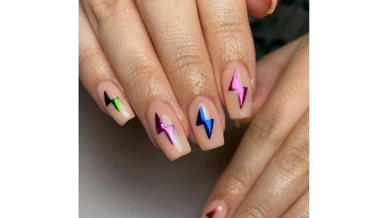 Unhas decoradas para festival com raios.