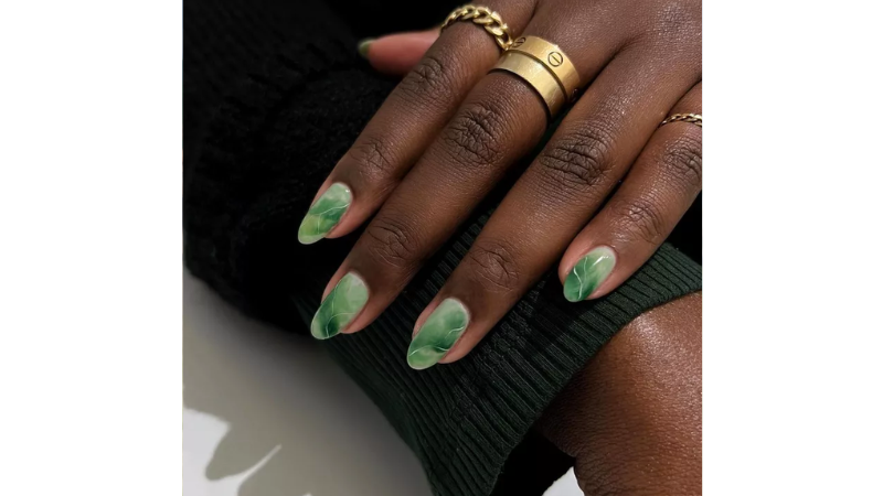 Unhas decoradas para festival em verde.