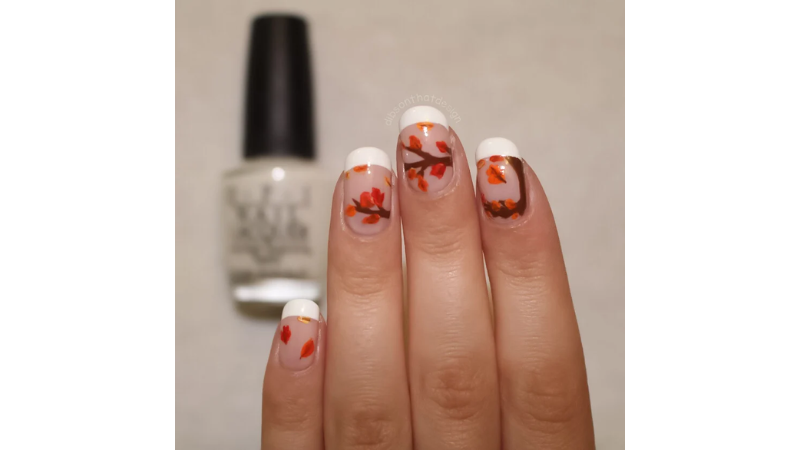 Unhas decoradas com padrão floral simples.