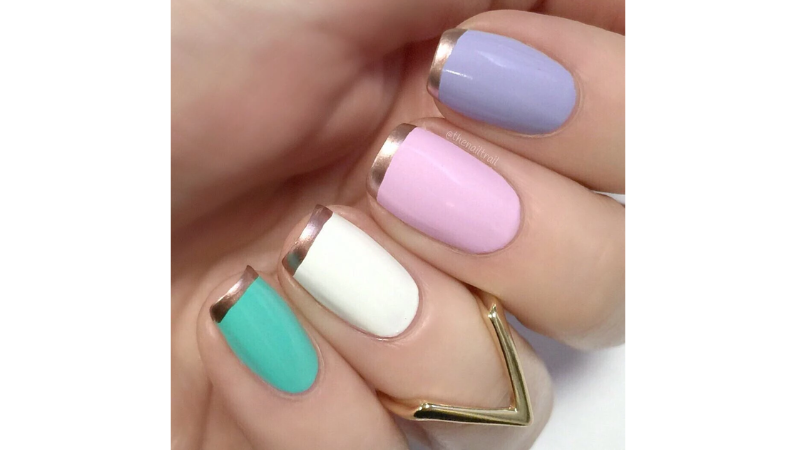 Unhas decoradas em cores pastel.