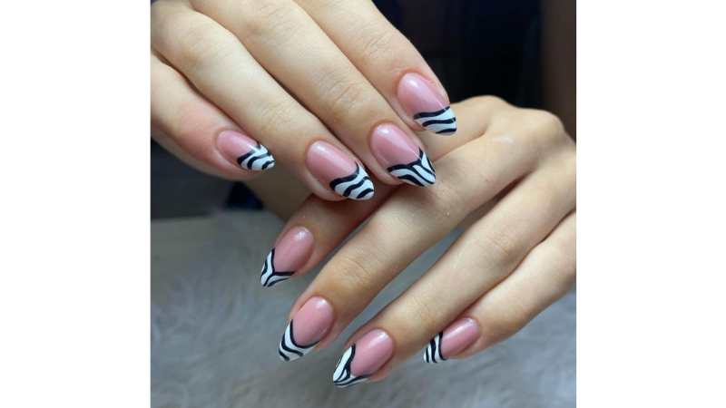 Unhas com francesinhas em animal print.