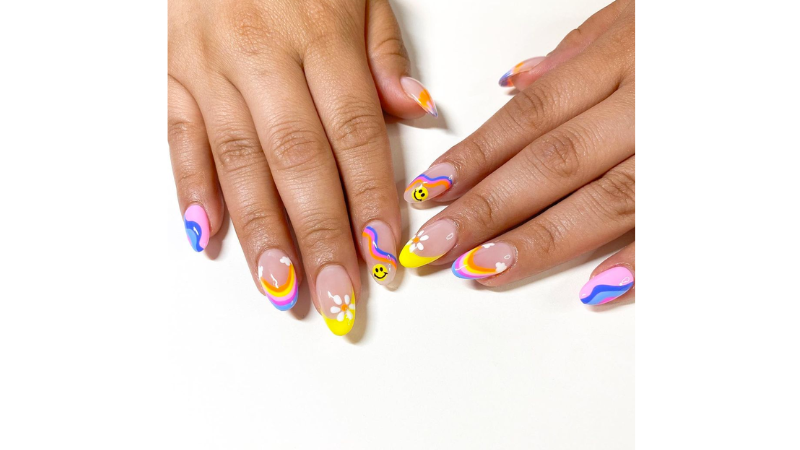 Unhas decoradas com francesinhas.