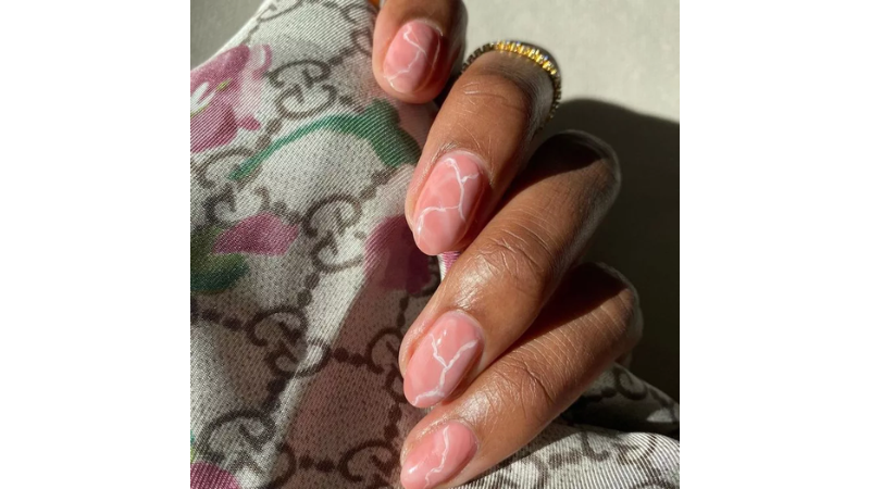 Unhas marmorizadas em rosa.