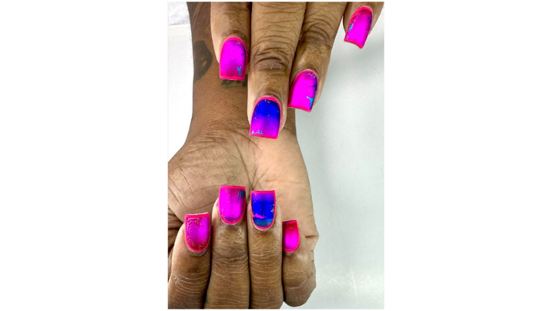 Unhas decoradas em tons neon rosa e azul.