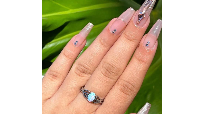 Unhas nude com glitter e pedras