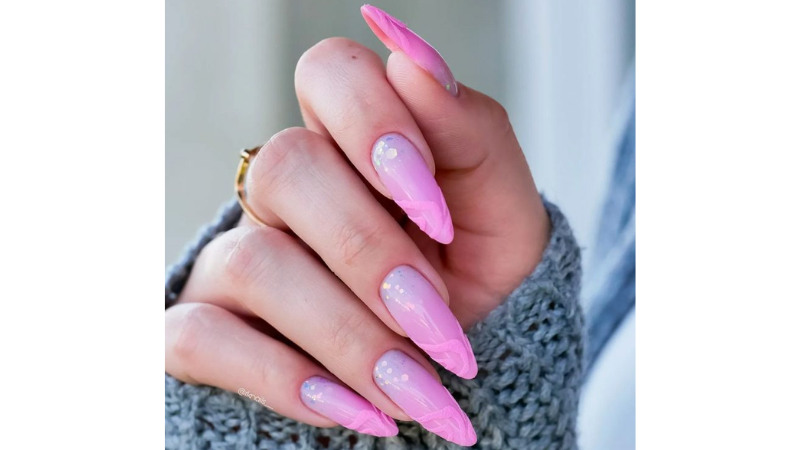 Unhas decoradas com ondas.