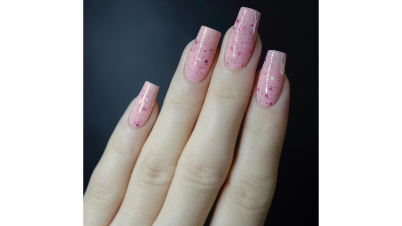 Unhas rosa decoradas com glitter