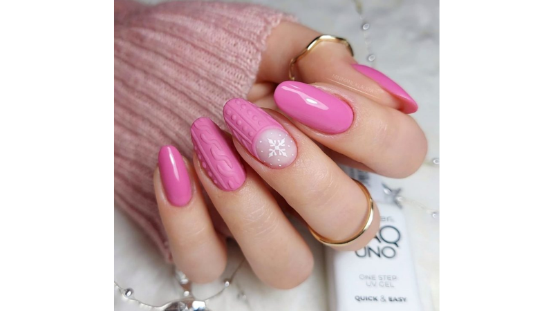 Unhas decoradas em texturas diferentes.