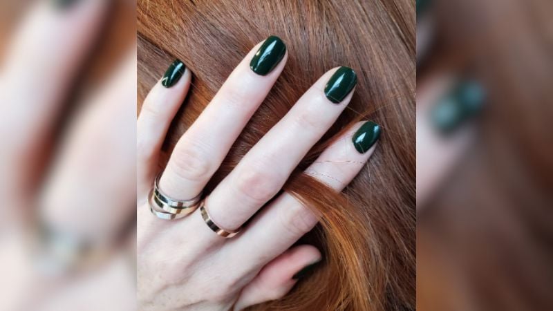 O esmalte verde em tons mais fechados é uma ótima alternativa para tons de pele mais claros.