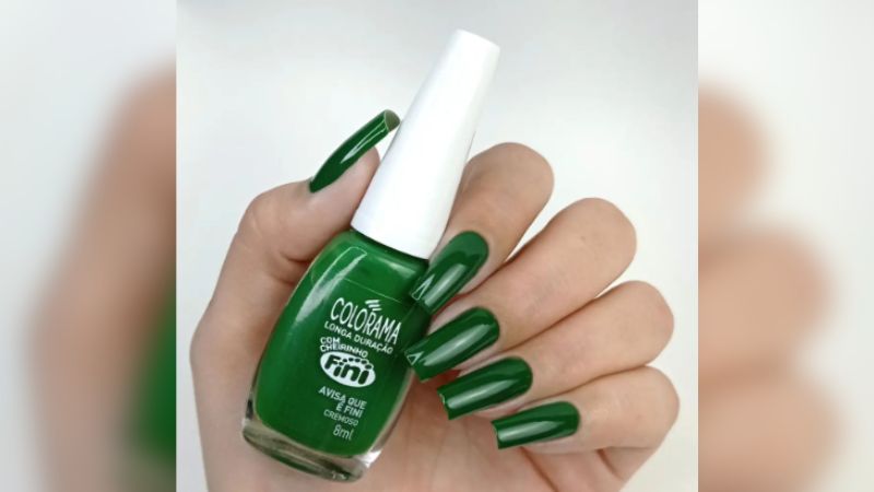 O esmalte verde com brilho é uma ótima combinação!