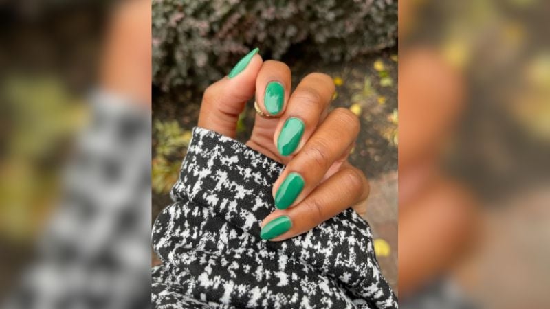 O esmalte verde é uma das melhores opções para quem busca transparecer personalidade.