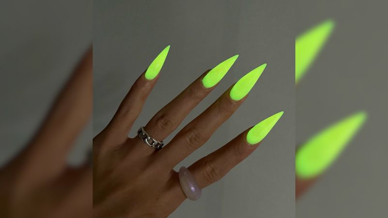 O verde neon é a cor mais clássica para ocasiões escuras.