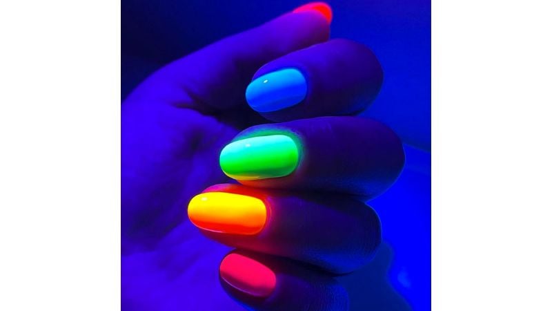 Os esmaltes coloridos são uma das principais tendências deste ano.