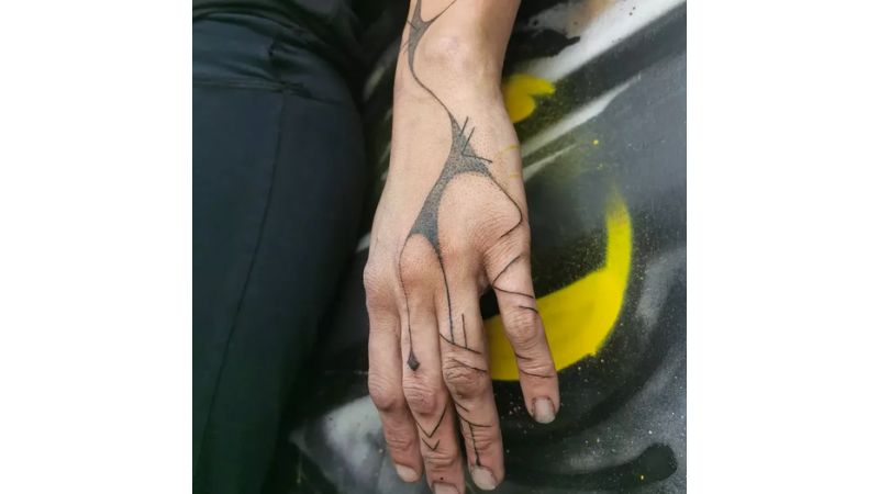 É possível deixar a tatuagem dos dedos como uma continuação de uma tatuagem para a mão.