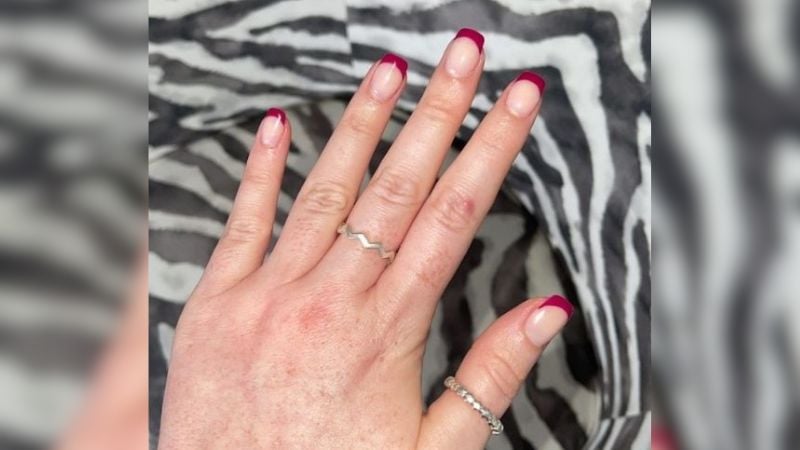 A francesinha é uma nail art clássica. Por que não executá-la com o vinho?