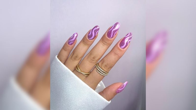 O barbiecore é, até o momento, a principal tendência de 2023. Ainda há tempo de combinar essa trend com o esmalte lilás e marcar presença por onde for!