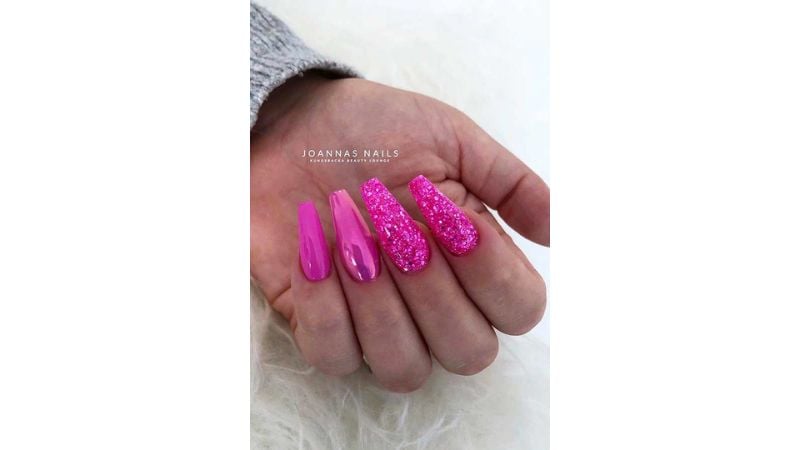 Por que não misturar nail arts? O rosa metálico e rosa com glitter são uma combinação e tanto!