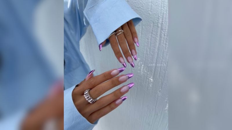 Unhas metalizadas são o design do momento, por que não combinar essa nail art com a clássica francesinha?