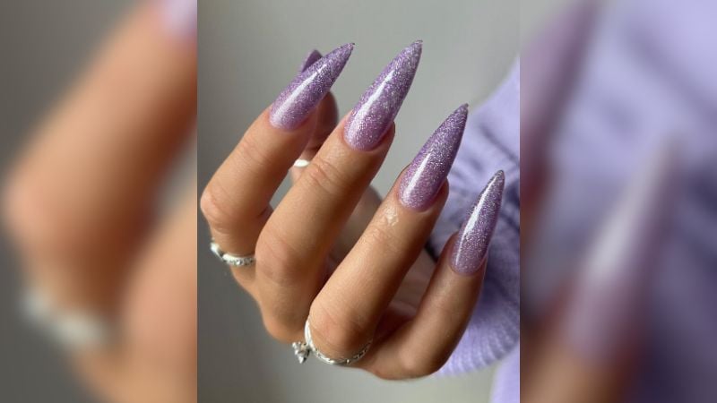 Unhas stiletto são cheias de personalidade! Quer marcar presença com estilo? Combine-as com o esmalte lilás.