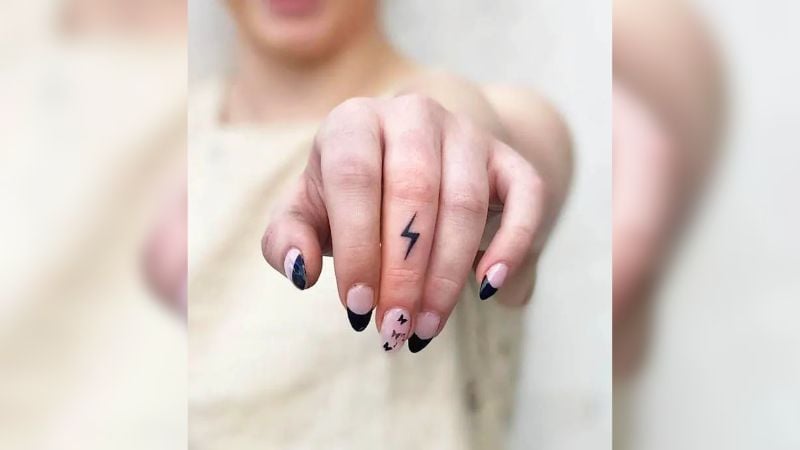 Ideal para pessoas elétricas, as tatuagens de raio são intensas.