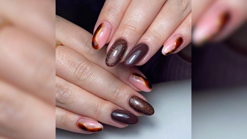 O esmalte marrom pode ser explorado em diferentes tons, inclusive com glitter.