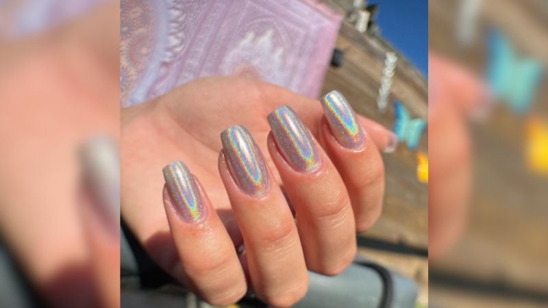 As unhas holográficas oferem cor através do seu efeito prismático.