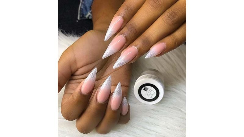 O formato também importa! Algumas mulheres optam por unhas stiletto para arrasar.