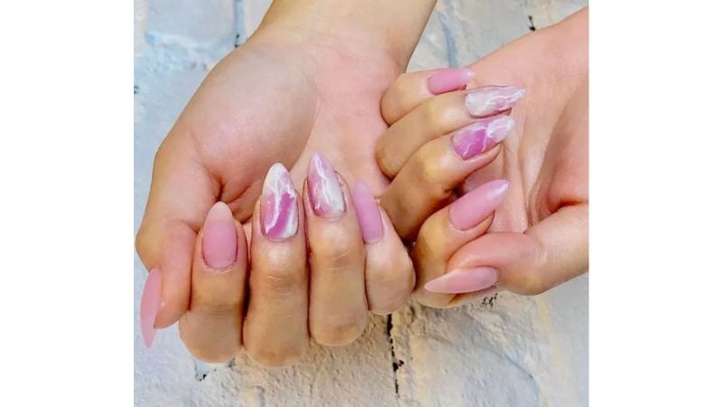 A tendência barbiecore chegou para ficar, trazendo à tona o cor-de-rosa, por que não combiná-la com unhas de acrigel?