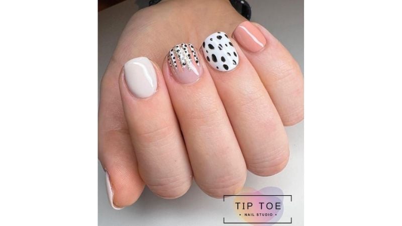 O animal print está em alta, inclusive nas unhas! Combinar este estilo com glitter e esmalte branco é uma ótima opção.