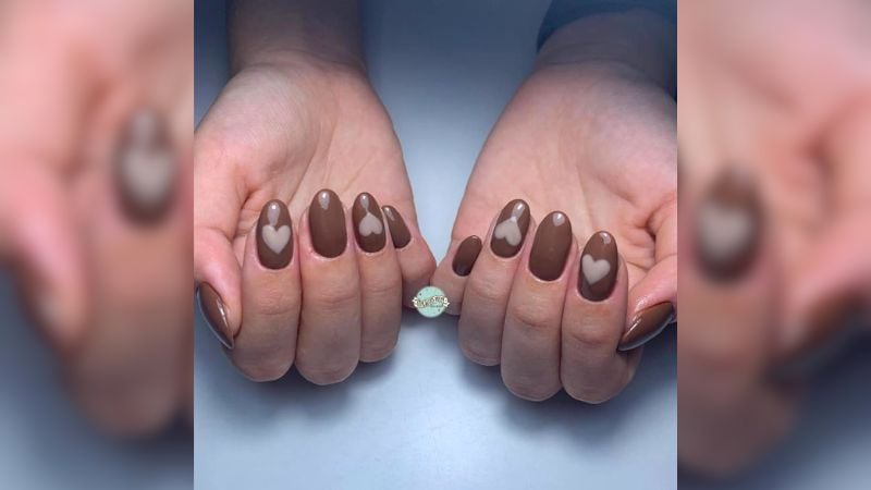 É possível combinar delicadeza com sofisticação, como por exemplo com a nail art de coração.