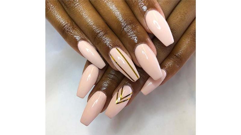 O esmalte nude é sinônimo de sofisticação, com detalhes dourados, ele consegue transmitir ainda mais elegância.