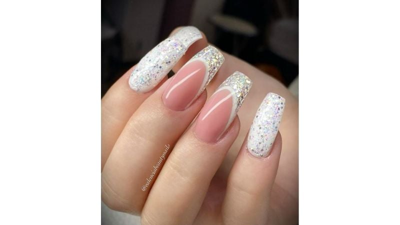 Unhas alongadas contam com um estilo particular e caem super a cor branca e glitter