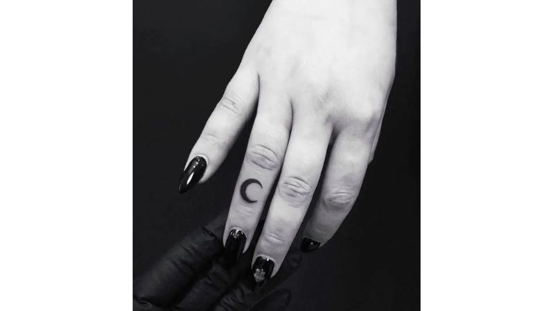 Em busca de uma tattoo mais mística? Por que não uma lua?