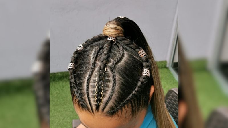 Combinar jóias com elásticos pode resultar em um penteado belísismo.