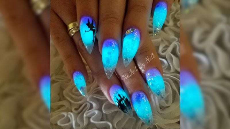 Esta nail art, além de brilhante, te leva a um mundo de encantos!