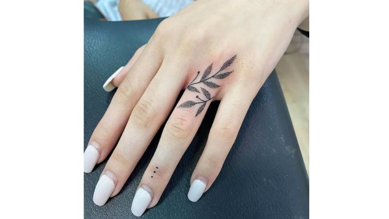 Tatuagens pontilhadas são uma alternativa elegante e diferente.