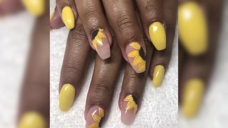 O girassol é uma cor bonita e cheia de elegância, assim como essa nail art.