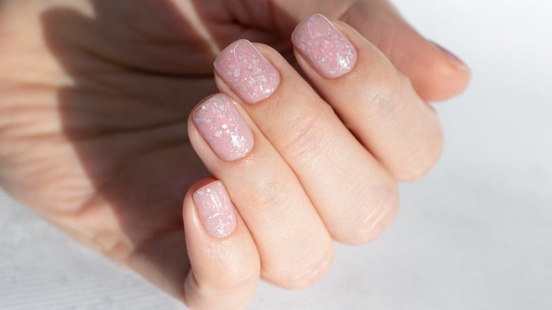 Unhas decoradas em unhas claras.