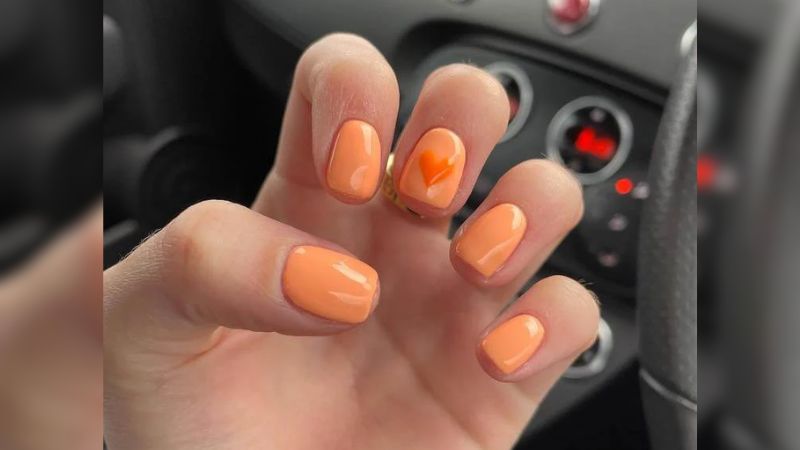 O esmalte laranja pode ser explorado em diversos tons, dos mais amenos aos mais fechados.