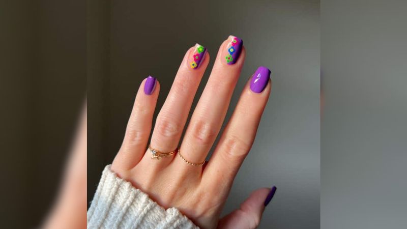 Unhas com detalhes coloridos são uma tendência deste ano, por que não combiná-las com um esmalte roxo?