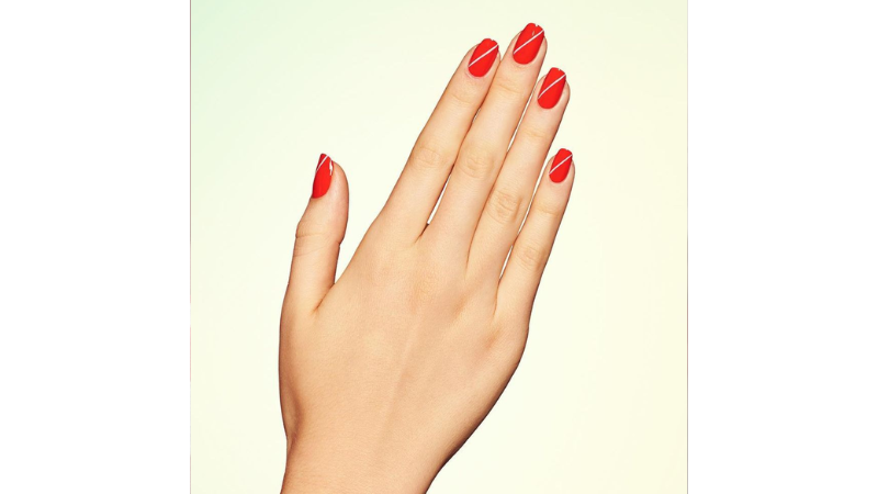 Unhas vermelhas minimalistas