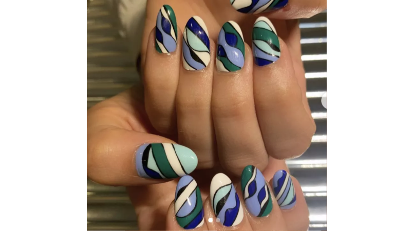 Unhas decorads em formatos abstratos.