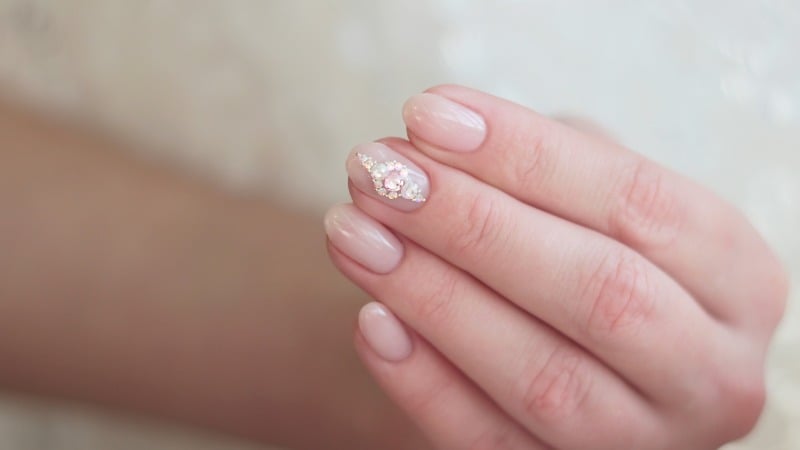 Unhas decoradas em tons claros