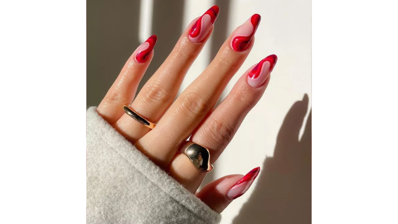 Unhas com decorações de ondas;