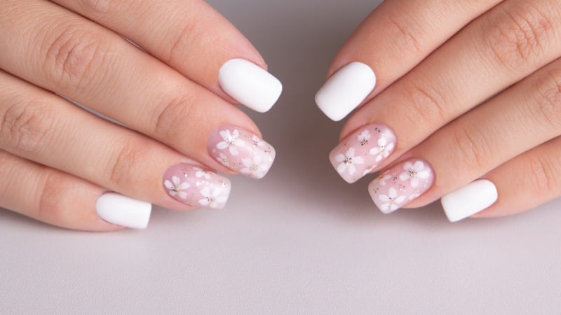 Unhas decoradas em tons claros.