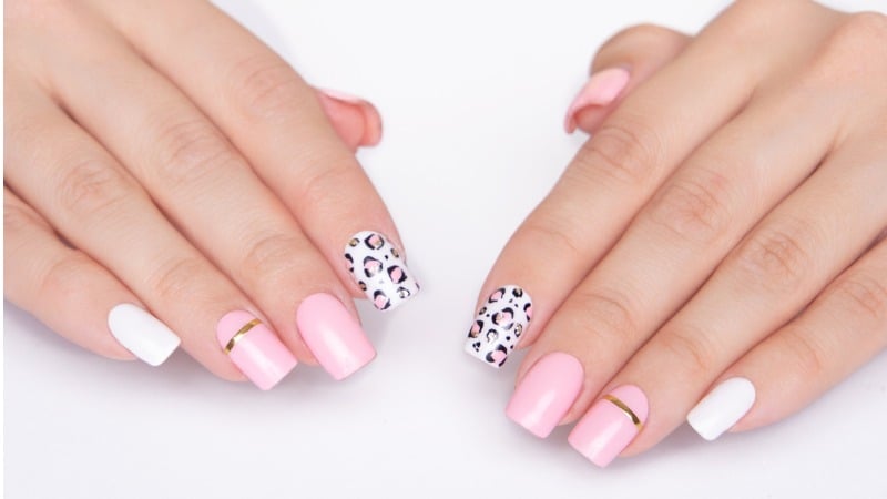 Unhas decoradas em cores.