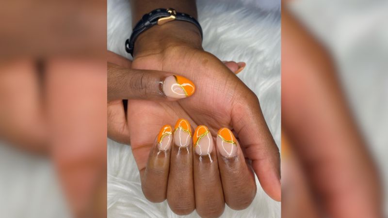 Detalhes dourados trazem luxo e sofisticação às unhas. Vale a pena apsotar, ainda mais quando combinados com o laranja.